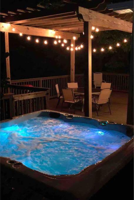 Driftwood Cottage With Hot Tub On Lake Cumberland Russell Springs Ngoại thất bức ảnh